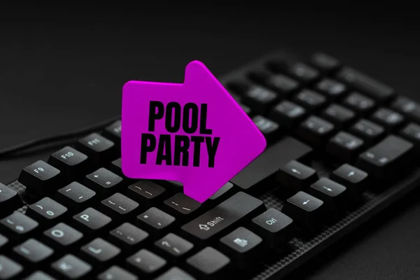 Pisanie wyświetlania tekstu Pool Party. Koncepcja oznacza uroczystość, która obejmuje zajęcia w basenie Wpisując nowy podręcznik edukacyjny, Streszczenie Przepisywanie Old Essay Online — Zdjęcie stockowe