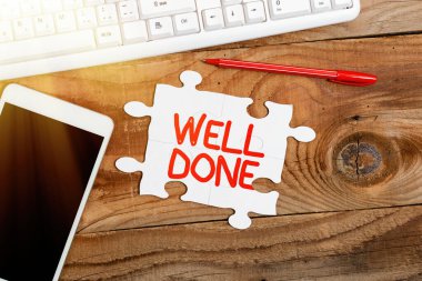 İyi iş çıkardığını gösteren tabela. Bir şey için övgü kişi veya grup üzerine yazılan sözcük, Eksik Son Parça ile Tamamlanmamış Bir Beyaz Yapboz Deseni Bulmacası Yaparken iyi bir yol yaptı