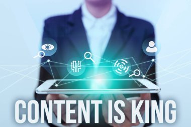 Kavramsal başlık içeriği kraldır. İş genel bakış pazarlaması, ödenmemiş arama sonuçları ile Geleceğin Sanal Arayüzünü Gösteren Üniformalı Tutucu Dokunmatik Kadın.