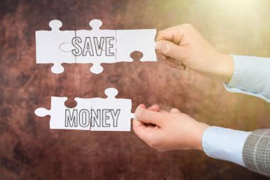 Para Kaydet ilhamını gösteren metin. Paranızın bir kısmını her ay mağazaya saklayıp bir süre sonra İşkadını İşyerinde Kayıp Fikirleri Çözmek için Strateji Bulun