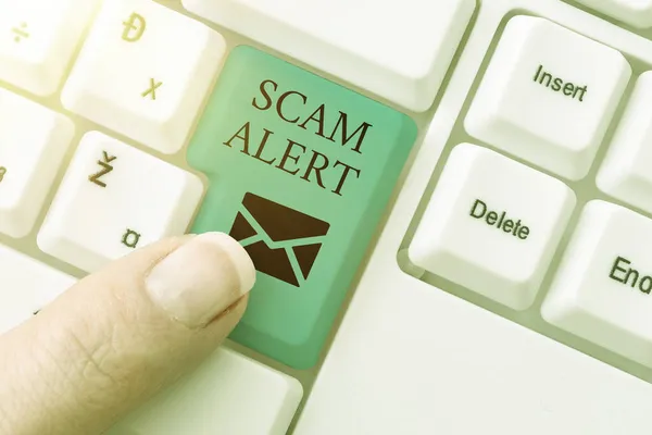 Schreiben Anzeige von Text Scam Alert. Geschäftsidee warnt jemanden vor Schema oder Betrug Hinweis auf ungewöhnliche Abstrakte Online-Registrierung, Eingabe persönlicher Informationen — Stockfoto