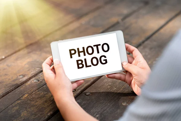 Tekstskilt som viser Foto blogg. Begrepsbilde-form av bildedeling og publisering i form av en blogg Voice and Video Calling Capabilities Connecting People Together – stockfoto