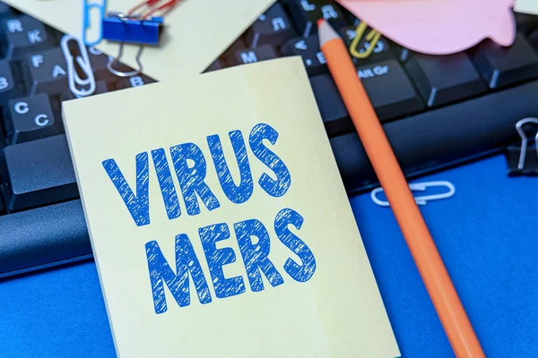 Üzenet, ami Virus Mers-t mutatja. Szó Írt vírusos légzőszervi betegség, hogy először jelentett Szaúd-Arábiában Több Válogatott Gyűjtemény Office Irodaszerek Photo Placed Over Table — Stock Fotó