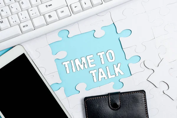 Das Schreiben von Text Time To Talk. Geschäftsansatz, um mit der Person gründlich zu diskutieren oder Informationen zu vermitteln Erstellen eines unfertigen weißen Puzzles mit fehlendem letzten Stück — Stockfoto