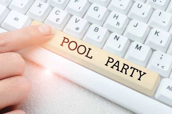 Schild mit der Aufschrift Pool Party. Word Written on Celebration, die Aktivitäten in einem Schwimmbad umfasst Editieren von Internet-Dateien, Filtern von Online-Foren, Web Research Ideas — Stockfoto