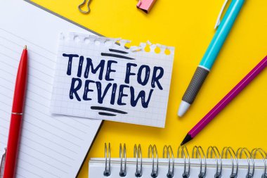 El yazısı için inceleme zamanı. Parlak Okul ve Ofis Malzemeleri Parlak Öğretim ve Öğrenim Koleksiyonlarında bir sistem veya durumun resmi incelemesi