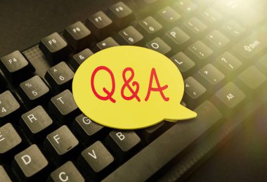 Metin başlığı Q ve A 'yı temsil ediyor. Kişinin soru sorduğu ve diğerinin cevapladığı anlamı kavra. Yazım Hataları Düzenleme ve Yeniden Yazma, Çevrimiçi Dükkan Envanteri Yazma