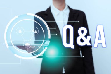 Q ve A metni gösteriliyor. Kişinin soru sorduğu, diğerinin ise üniformalı bir kadının Mobil Aygıt Görüntüleme Sanal Teknolojisi ile cevap verdiği iş genel değerlendirmesi.