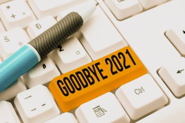 Elveda 2021 metni yazılıyor. Kavramsal fotoğraf, İnternet Fikirleri ve Tasarımları Aranıyor, Çevrimiçi Turizm Rehberi 'ni yazarken veya geçen yılın sonunda iyi dileklerini ifade eder