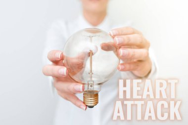 Kavramsal kalp krizi. Ölümle sonuçlanan koroner trombozun ani oluşumu için söylentiler. Lambalı kadın, iki eliyle yeni teknoloji fikirleri sunuyor.