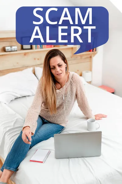 Постоянное отображение Scam Alert. Word Written on fraudulously obtain money from victim by persuating him Creating New And Interesting Online Content, Blogging Daily Activities — стоковое фото