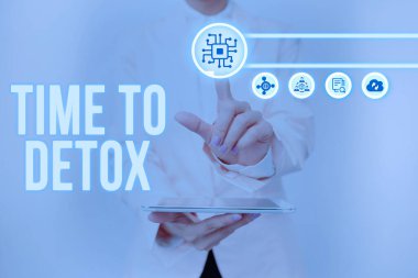 Detoks için kavramsal başlık zamanı. Vücudunuzu toksinlerden arındırdığınızda ya da ilaç içmeyi kestiğinizde Sanal Düğmeye Basıp Fütürist Teknolojiyi Gösterirken.