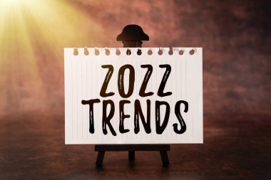 Metin işareti 2022 Trendleri gösteriyor. Yeni Parlak Fikirlerin Yaratıcılık ve İlham Yenilemesi 'nin gelişmekte ya da değişmekte olduğu genel yön için kelime