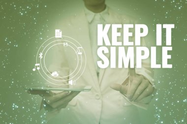 El yazısı metni. Basit tut. Kolayca anlayacağınız bir şey isteyin. Üniformalı Kadın elinde tablet tutarken çok fazla detaya girmeyin. Fütüristik Teknolojiye hafifçe dokunun..