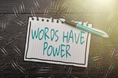 Kelimelerin Gücü Olduğunu gösteren bir ilham. Yeni Parlak Fikirler, Yeni Ofis Tasarım Sorunları ve Çözümleri 'nin iyileştirilmesine ya da zarar verilmesine yardımcı olabilecek yetenekleri olduğu için