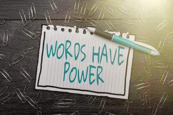 Inspiración mostrando el signo Las palabras tienen poder. Palabra para que ya que tiene la capacidad de ayudar a curar el dolor o dañar a alguien Nuevas ideas brillantes Oficina fresca Diseño Problemas de trabajo y soluciones —  Fotos de Stock