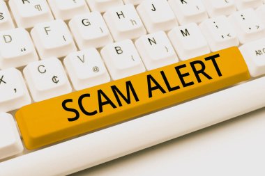 Scam Alarmı 'nı göster. İnternet Konsepti, onu Oyun Programı Kodları Yazmaya, Yeni Oynanabilir Uygulama Programlamaya ikna ederek kurbandan sahte bir şekilde para elde eder