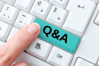 Metin başlığı Q ve A 'yı temsil ediyor. Kişinin soru sorduğu, diğerinin ise Soyut Çevrimiçi Kayıt Süreci 'ni cevapladığı, Kişisel Bilgiler Yazdığı iş fuarı