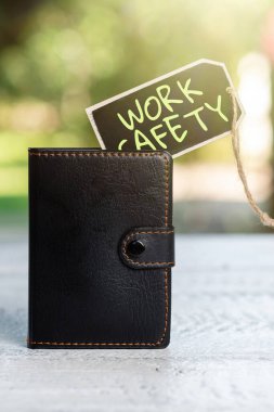 Kavramsal manşet İş Güvenliği. Dışarıdaki Rahatlama Deneyimi ve Fikirler, Kafe Bahçesi Tasarımları çalışanlarının sağlığını güvence altına almak için politikalar ve prosedürler üzerine yazılmış.