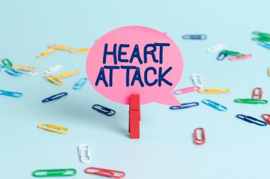Heart Attack metni gösteriliyor. İş konsepti koroner trombozun aniden ortaya çıkması sonucu ölüm Renkli Ofis Malzemeleri Parlak İşyeri Malzemeleri Atölyesi Malzemeleri