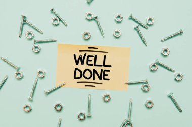 Kavramsal gösterim, aferin. İş fikri, bir şey için insan ya da grubu övmek, Bakım Aletleri ve Malzeme Tamircisi ve Mühendis Tamiratında iyi bir yol kat etti.