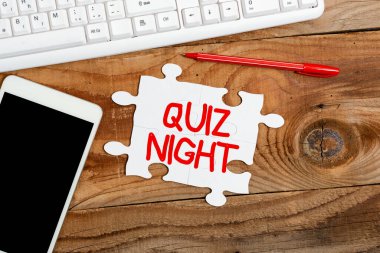 Metin Quiz Gecesi yazılıyor. İş konsepti akşam test bilgi yarışması Bireyler arasında Tamamlanmamış Beyaz Testere Deseni Bulmacası Kayıp Parça