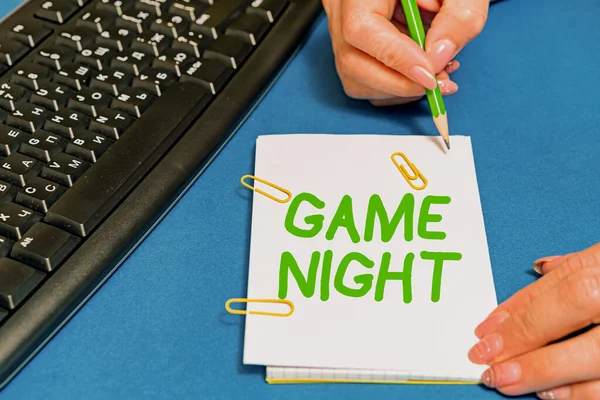 Handschrift-Text Game Night. Business-Ansatz in der Regel seine auf erwachsene Spieldaten wie Poker mit Freunden aufgerufen Hände zeigen drücken Sie die Computer-Tastatur Schreibmaschine neue Ideen. — Stockfoto