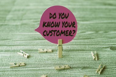 Müşteri Sorunuzu Tanıyor musunuz 'u sunan metin başlığı. Kavramsal fotoğraf servisi, yeni çıkan çamaşır mandallarıyla çevrelenmiş boş konuşma baloncuğu parçası ile ilgili bilgilerle müşterileri tanımlar