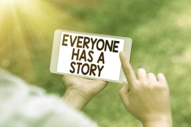 Herkesin bir hikâyesi vardır. Birinin hayatında veya kariyerinde geçmişteki olayların iş görüşü İnsanları Birbirine Bağlayan Ses ve Video Çağrı Yetenekleri