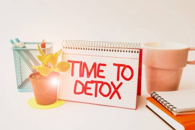 Detoks için kavramsal başlık zamanı. Vücudunuzu toksinlerden arındırdığınızda ya da uyuşturucu tüketmeyi bıraktığınızda ya da Düzenli Çalışma Alanı Kurulumu Masa Aletleri ve Ekipmanları Yazmayı bıraktığınızda