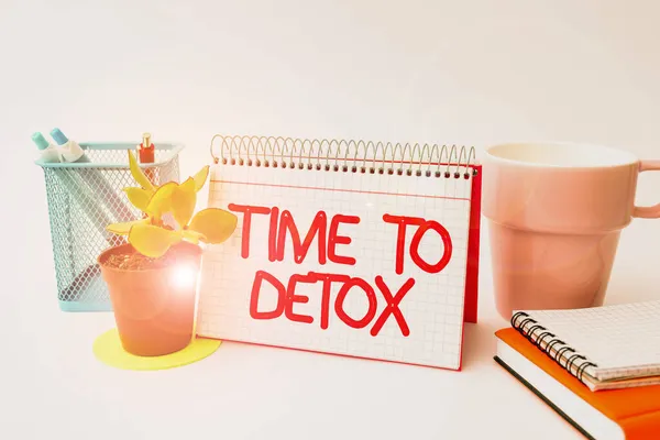 Didascalia concettuale Tempo di Detox. Idea aziendale quando si purifica il corpo dalle tossine o si smette di consumare droga Configurazione dello spazio di lavoro Strumenti e attrezzature di scrittura Prendere appunti — Foto Stock