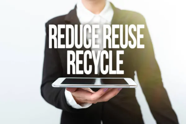 Kézírás szöveg Az újrahasznosítás csökkentése. Üzleti koncepció környezetkímélő fogyasztói magatartás Új technológiai ötletek bemutatása Technológiai fejlesztések megvitatása — Stock Fotó