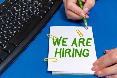 Tuttuğumuz kavramsal başlık. İş kavramı son zamanlarda birini işe aldığınızda ya da belirli bir iş için birine para ödediğinizde eller yeni fikirler yazmak için bilgisayarın tuşlarına basar.