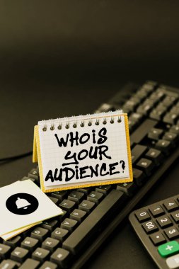 İzleyiciniz Kim Sorusu metni yazılıyor. Eski Fikirleri kopyalayıp Yeni Fikirler Oluşturan, Yazılı Notları Aktarılan İş Genel Görünümü