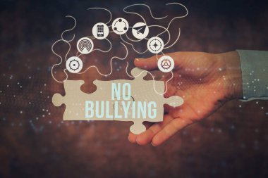 Zorbalığa hayır yazan bir mesaj. İş genel değerlendirmesi çocuklar arasındaki agresif davranışları durdurur. Güç dengesizliği El Tutma Yapbozu Parçası Yeni Gelecek Teknolojileri Kilidini Açar.