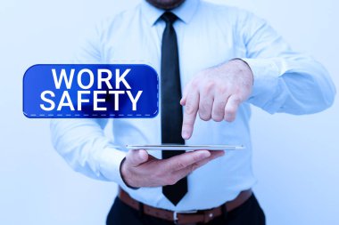 İş Güvenliği 'ni göster. Yeni Teknoloji Fikirlerini Sunan Çalışanların Sağlığını Sağlamak İçin İş Konsepti Politikaları ve Prosedürleri