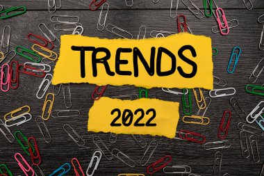 2022 eğilimlerini gösteren bir tabela. Parlak Yeni Fikirler, Yeni Ofis Tasarım Sorunları ve Çözümleri geliştiren veya değiştiren bir şeyin genel konsepti