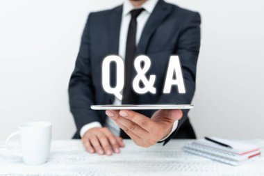 El yazısı Q ve A metni. Kişinin soru sorduğu kavramsal fotoğraf, diğeri ise İletişim Teknolojisi Akıllı Telefon Ses ve Video Çağrısını sunar.