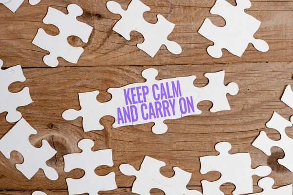 Bildunterschrift: Keep Calm And Carry on. Slogan des Internet-Konzepts fordert Beharrlichkeit angesichts der Herausforderung, ein unfertiges weißes Puzzle mit fehlendem letzten Stück zu bauen — Stockfoto