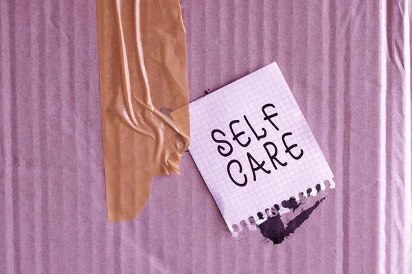 Escrever exibindo texto Self Care. Ideia de negócio a prática de tomar medidas para melhorar a própria saúde Pensando em Novas Ideias Brilhantes Renovando Criatividade e Inspiração — Fotografia de Stock