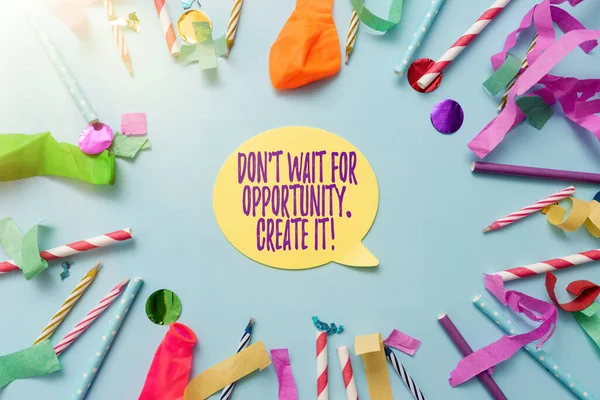 Tekstbord met Don T Wait for Opportunity Create It. Business idee hard werken aan jezelf en beginnen vanaf dit moment Kleurrijke Party Collecties Flashy Celebration Stuff Birthday Festival Kit — Stockfoto