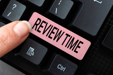 İnceleme Saati sunan metin başlığı. Bir şey hakkında tekrar düşünmek ya da konuşmak için kavramsal fotoğraf Özet Oluşturma Çevrimiçi Transkripsiyon Görevleri, Web Sitesi Açıklamalarını Yazmak için zamanlamayı ayarla
