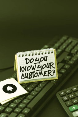 Müşteri Sorunu 'nu Tanıyor musun diye mesaj işareti. Kavramsal fotoğraf servisi, eski fikirleri kopyalayan ve yenilerini yaratan, yazılı notları aktaran ilgili bilgilerle istemcileri tanımlar