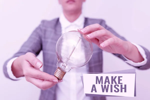 Textskylt med Make A Wish. Word Skrivet på att önska en situation som skiljer sig från den som finns Lady i outfit hålla lampa med två händer presentera nya teknik idéer — Stockfoto