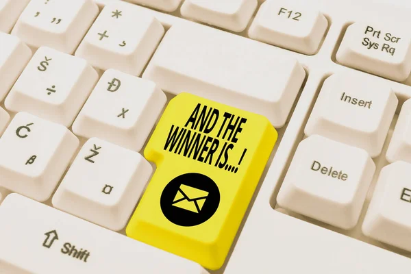 Текстовая надпись "And The Winner Is". Концептуальное объявление фото, кто занял первое место на конкурсе или экзамене Пишущая машинка Лицензионное соглашение конечного пользователя, набрав новый сетевой пароль — стоковое фото