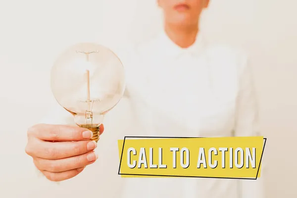 Podpisz wyświetlając Call To Action. Koncepcja biznesowa napomnienie zrobić coś, aby osiągnąć cel z problemem Lady w strój biznesowy lampa gospodarstwa przedstawiając nowe pomysły technologiczne — Zdjęcie stockowe