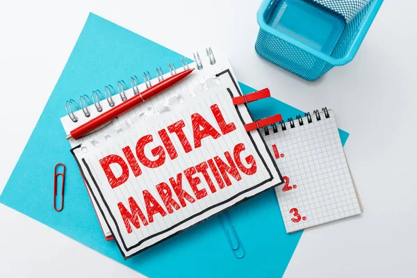 Didascalia concettuale Digital Marketing. Parola per i prodotti o servizi di mercato che utilizzano tecnologie su Internet Idee creative e ispirazioni creative di pensiero positivo colorato — Foto Stock