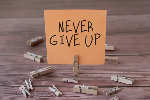 Texto mostrando inspiração Never Give Up. Conceito de negócio ser persistente para continuar tentando melhorar a condição Blank Square Note Rodeado por clipes de lavanderia Mostrando novo significado. — Fotografia de Stock