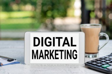 Dijital Pazarlamayı gösteren bir tabela. Ticari yaklaşım ürünleri veya hizmetler internet teknolojilerini açık hava kahvesi ve ferahlatıcı dükkan fikirleri, kafe çalışma deneyimi