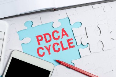 Pdca döngüsünü gösteren bir tabela. Kavram, süreçleri ve ürünleri kontrol etmek ve geliştirmek için kullanım anlamına gelir. Eksik Son Parça ile Tamamlanmamış Bir Beyaz Yapboz Deseni Yap-bozu
